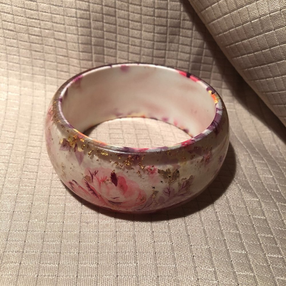 Bracelet flowery motives pink and gold inlays